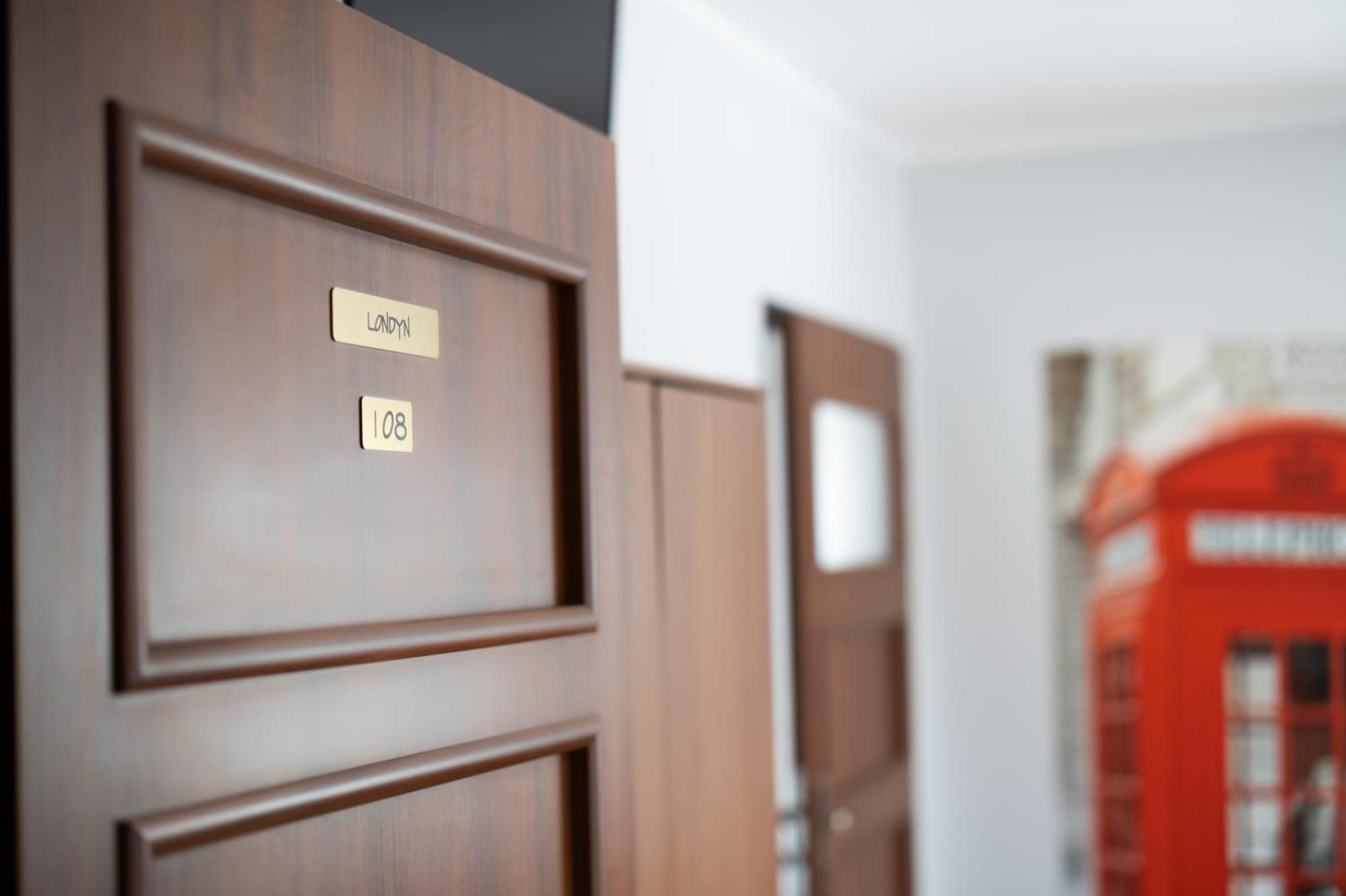 Leo Hostel بوزنان المظهر الخارجي الصورة